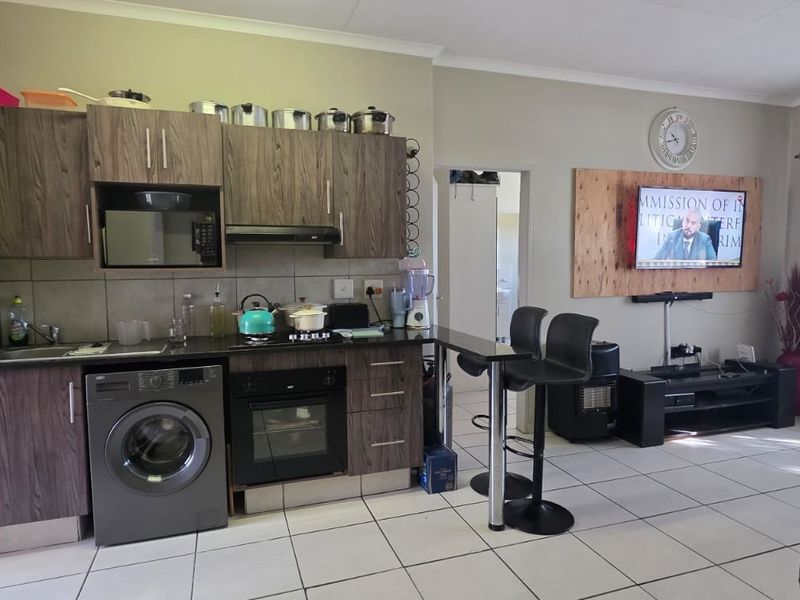 Comfortable 3 Bedroom Apartment for Sale in Rynfield AH, Benoni - Photo 2