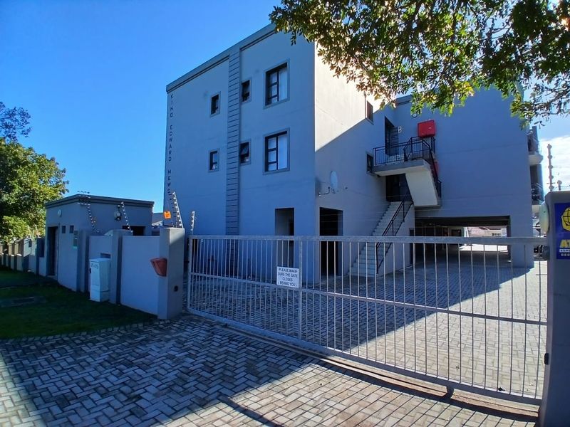 Modern Bachelor Apartment in Prime Newton Park - Photo 1