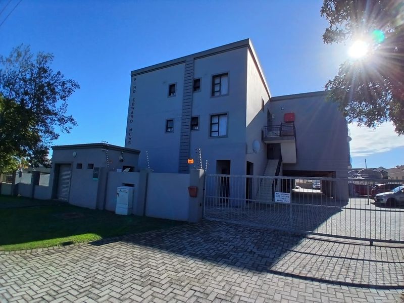 Modern Bachelor Apartment in Prime Newton Park - Photo 2