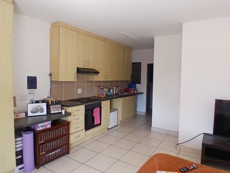 Modern Bachelor Apartment in Prime Newton Park - Photo 4