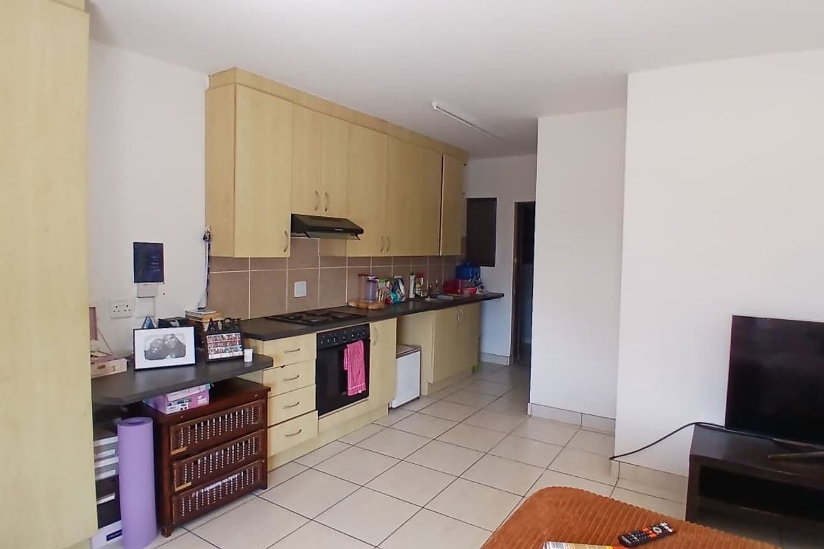 Modern Bachelor Apartment in Prime Newton Park - Photo 4