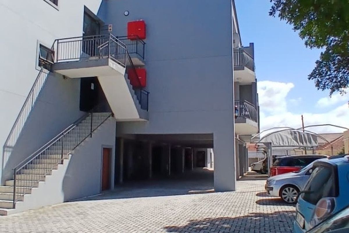 Modern Bachelor Apartment in Prime Newton Park - Photo 3