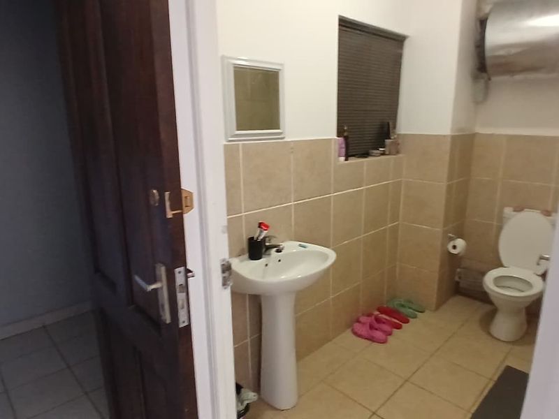 Modern Bachelor Apartment in Prime Newton Park - Photo 9