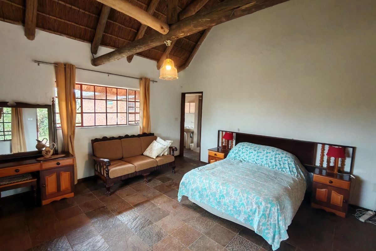 Stunning 5-Bedroom Bushveld Home with Panoramic Views with a 6th room - Photo 5