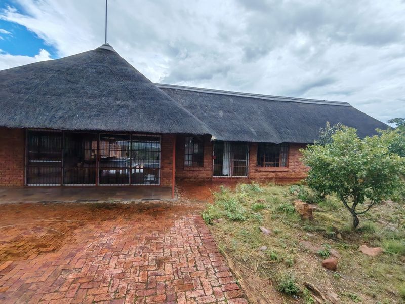 Stunning 5-Bedroom Bushveld Home with Panoramic Views with a 6th room - Photo 3