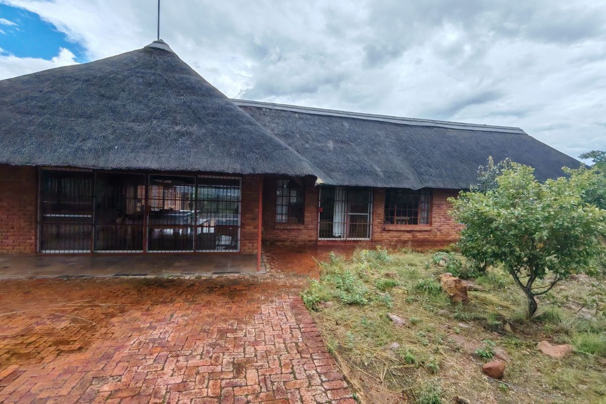 Stunning 5-Bedroom Bushveld Home with Panoramic Views with a 6th room - Photo 3