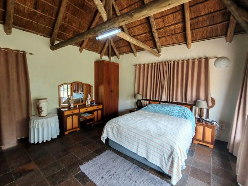 Stunning 5-Bedroom Bushveld Home with Panoramic Views with a 6th room - Photo 6