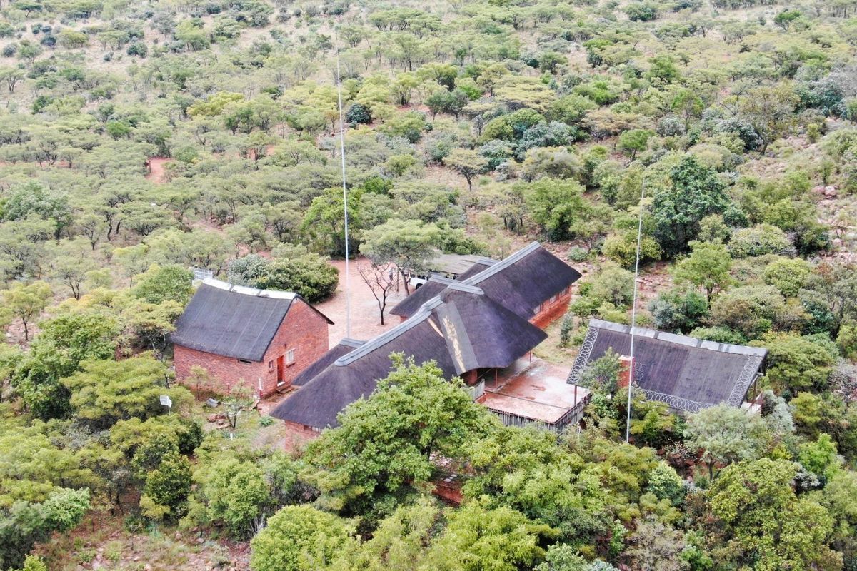 Stunning 5-Bedroom Bushveld Home with Panoramic Views with a 6th room - Photo 2