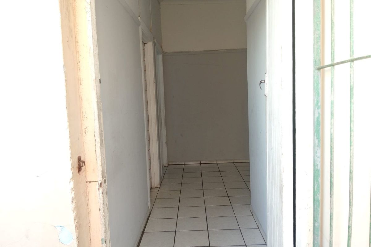 Income Generating 4-Bedroom Investment Apartment in Quigney - Photo 2