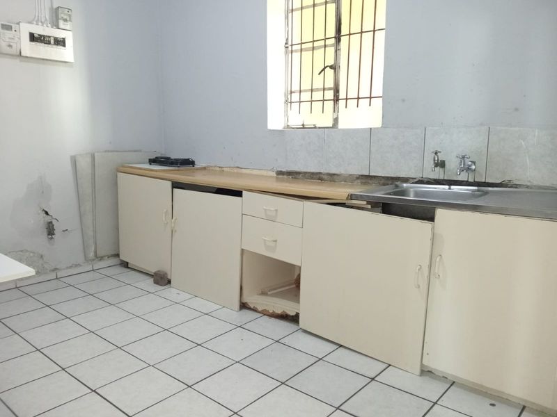 Income Generating 4-Bedroom Investment Apartment in Quigney - Photo 4
