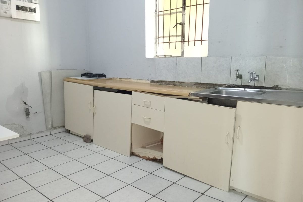 Income Generating 4-Bedroom Investment Apartment in Quigney - Photo 4
