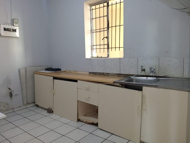 Income Generating 4-Bedroom Investment Apartment in Quigney - Photo 5