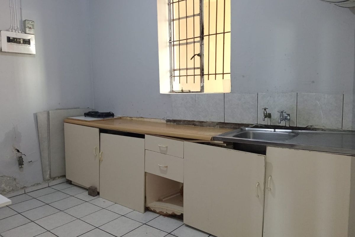 Income Generating 4-Bedroom Investment Apartment in Quigney - Photo 5