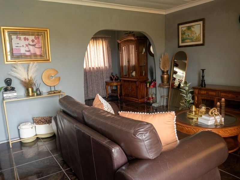 Spacious 3-Bedroom Home with 2 Cottages and Strong Rental Income in Rosemount - Photo 3