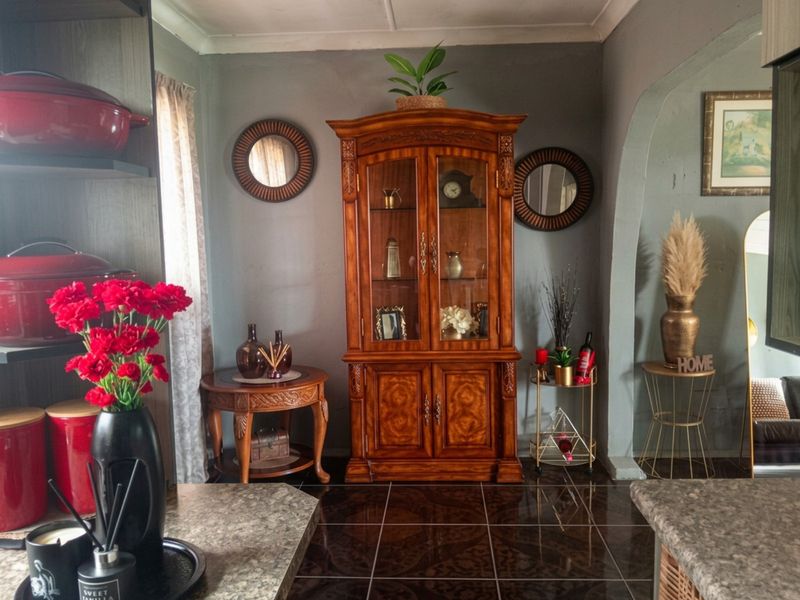 Spacious 3-Bedroom Home with 2 Cottages and Strong Rental Income in Rosemount - Photo 4