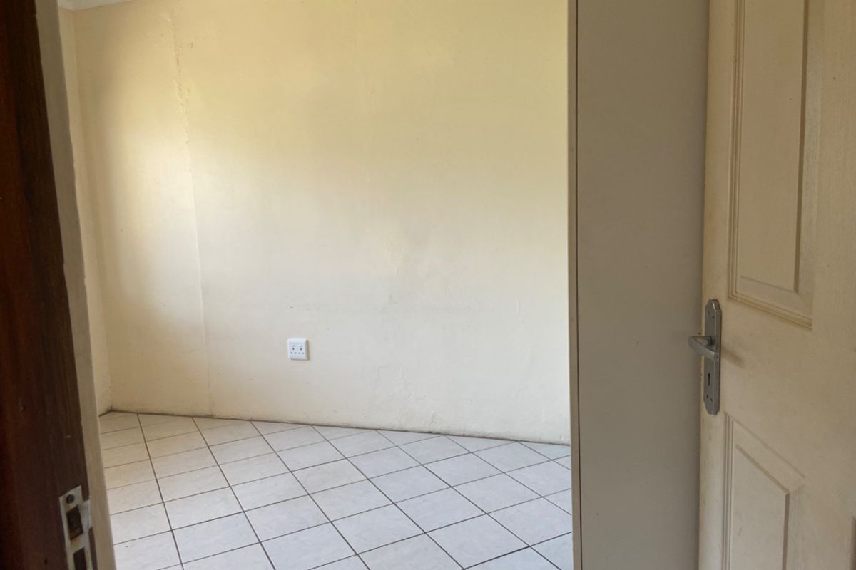 Cottage To Rent in Athlone Park, Amanzimtoti, KwaZulu Natal - Photo 5