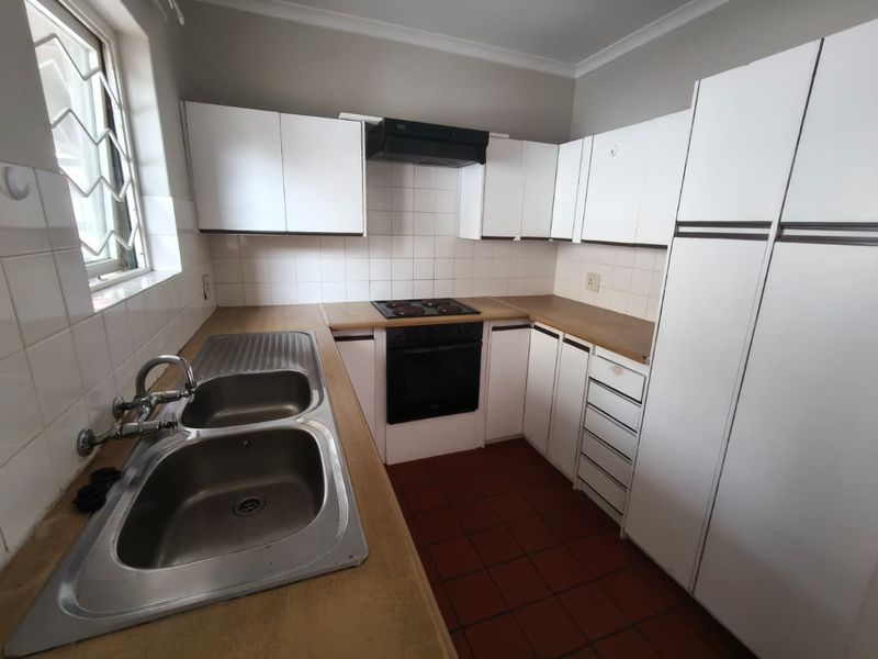 Primely Located Ground Floor 2-Bedroom Apartment with Spacious Garden - Photo 9