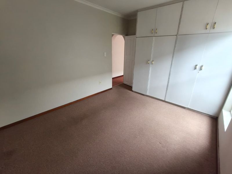 Primely Located Ground Floor 2-Bedroom Apartment with Spacious Garden - Photo 10