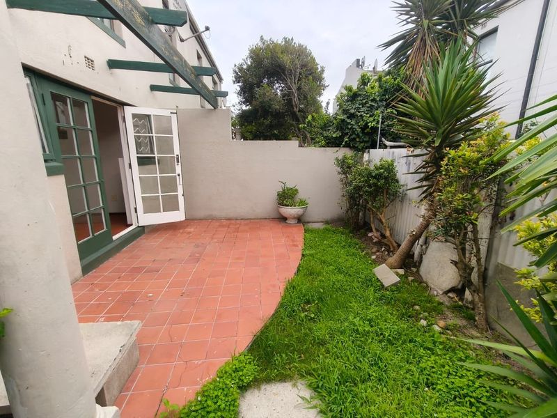 Primely Located Ground Floor 2-Bedroom Apartment with Spacious Garden - Photo 1