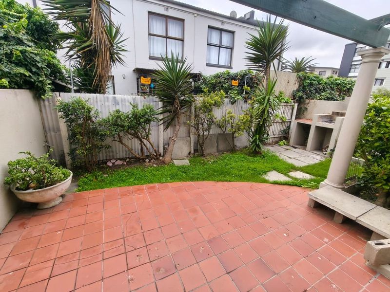 Primely Located Ground Floor 2-Bedroom Apartment with Spacious Garden - Photo 2