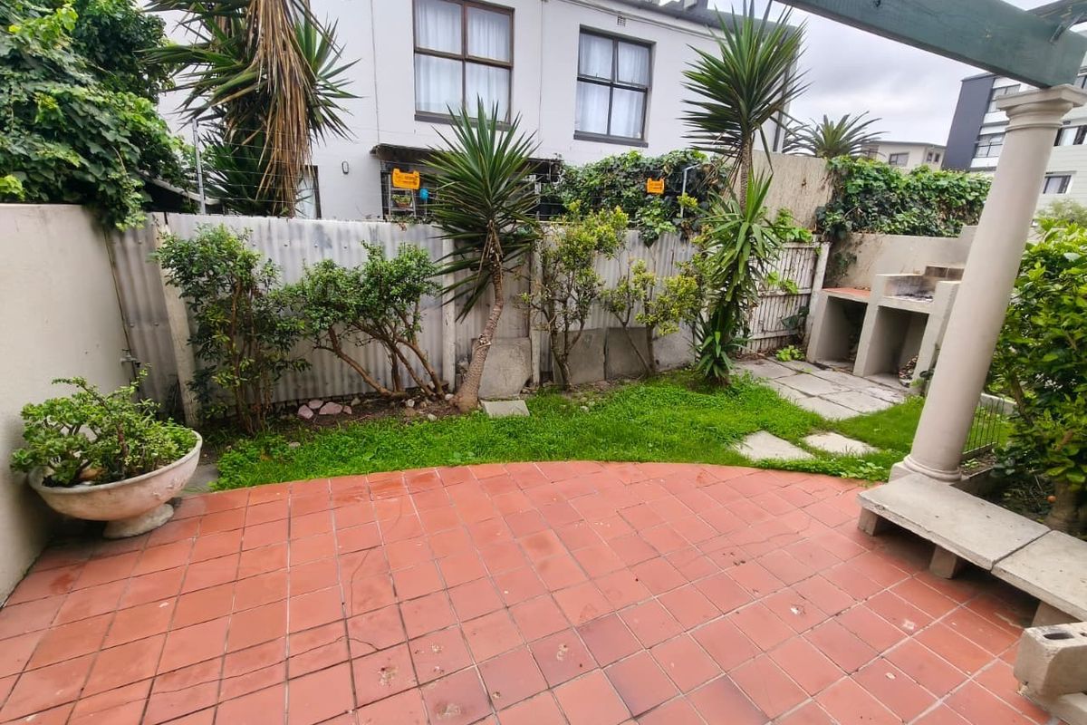 Primely Located Ground Floor 2-Bedroom Apartment with Spacious Garden - Photo 2