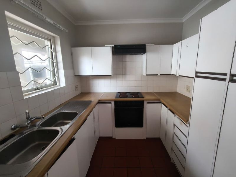 Primely Located Ground Floor 2-Bedroom Apartment with Spacious Garden - Photo 7