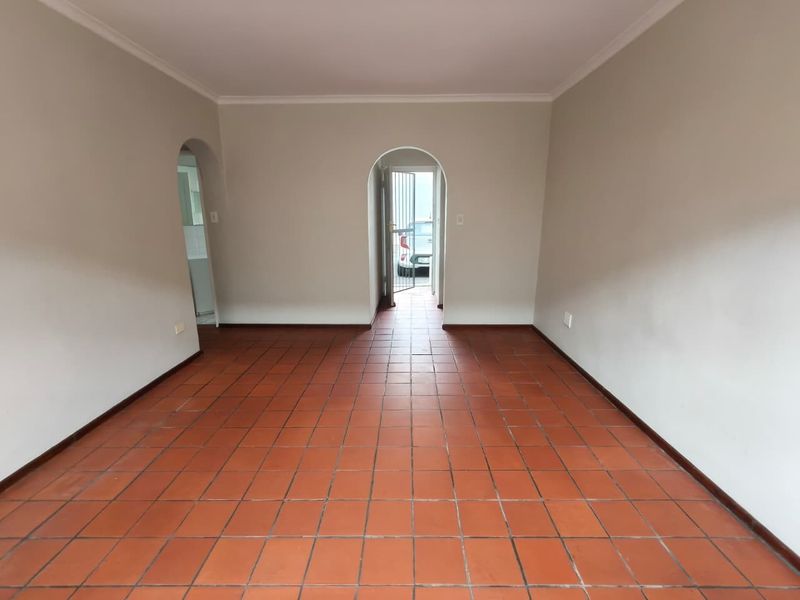 Primely Located Ground Floor 2-Bedroom Apartment with Spacious Garden - Photo 6