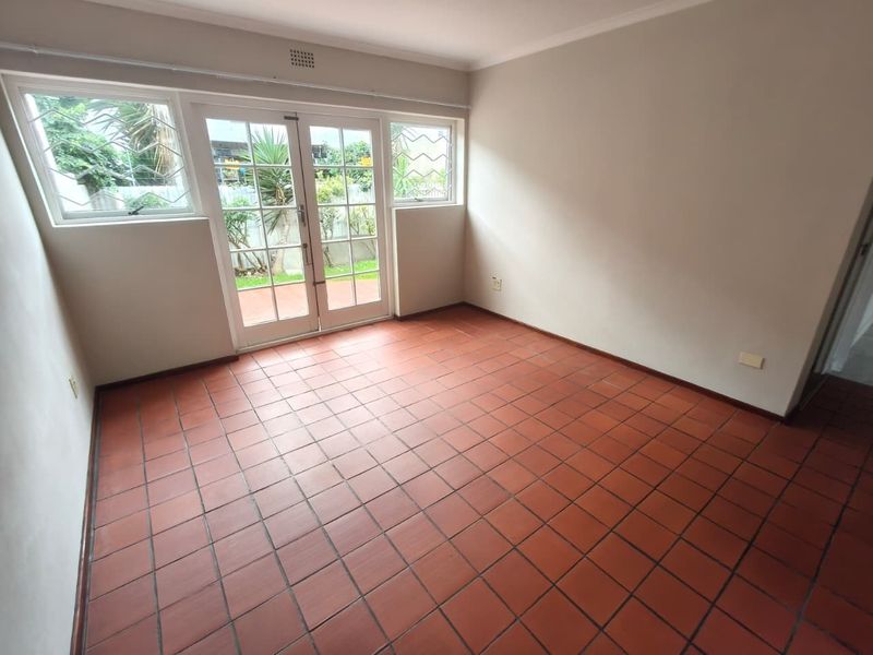 Primely Located Ground Floor 2-Bedroom Apartment with Spacious Garden - Photo 5