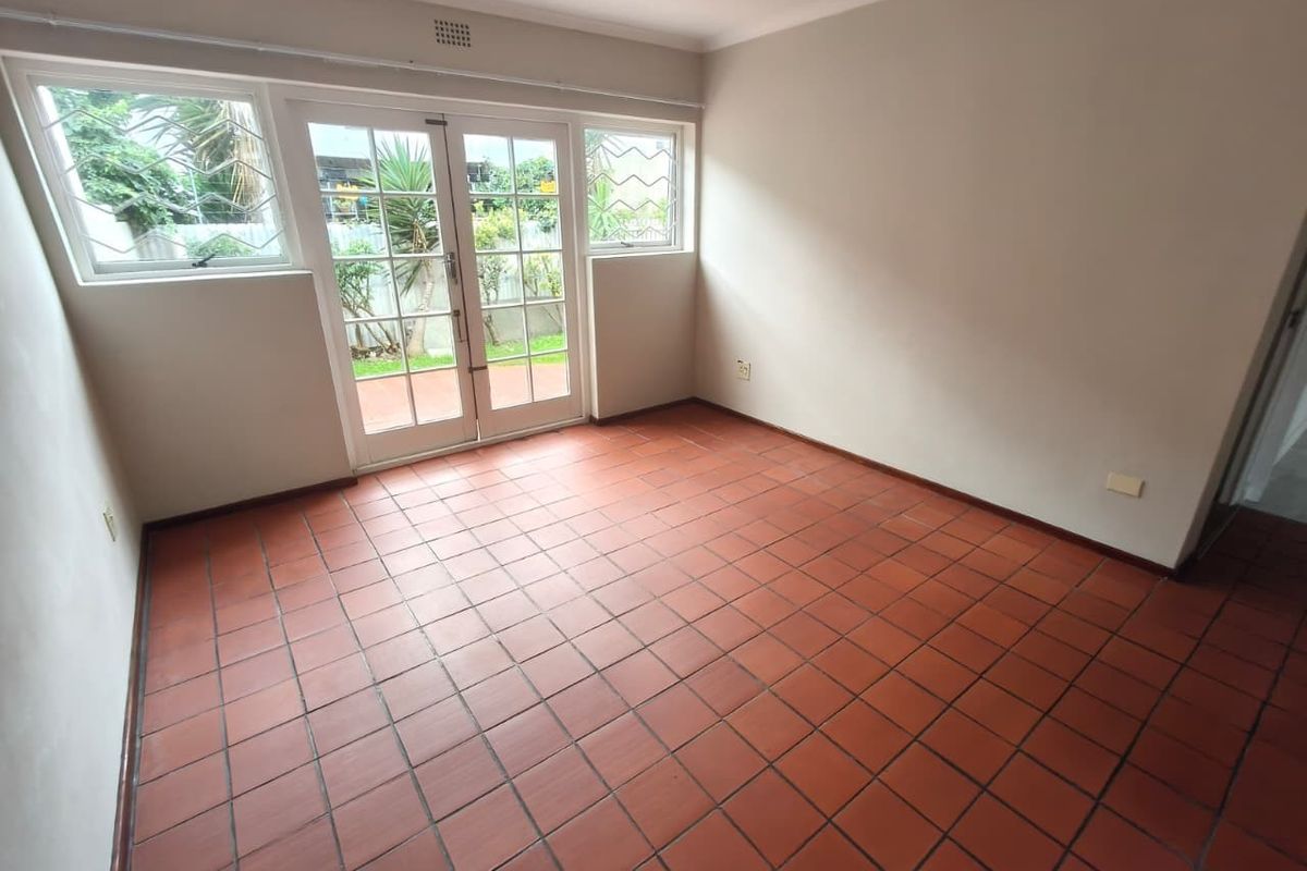 Primely Located Ground Floor 2-Bedroom Apartment with Spacious Garden - Photo 5