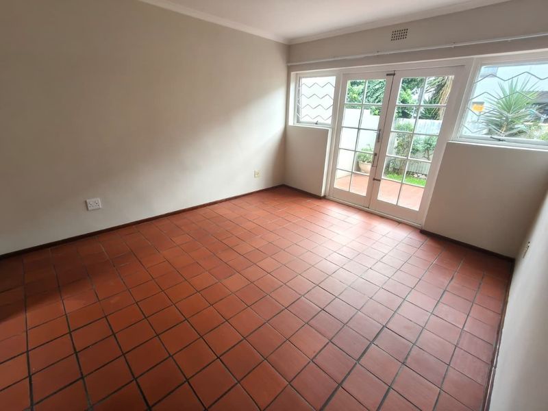 Primely Located Ground Floor 2-Bedroom Apartment with Spacious Garden - Photo 3