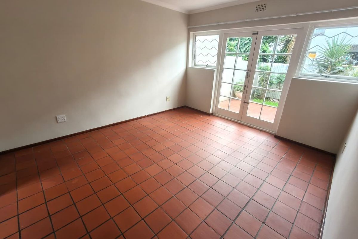 Primely Located Ground Floor 2-Bedroom Apartment with Spacious Garden - Photo 3
