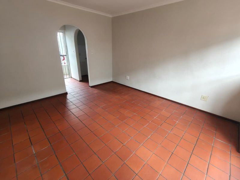 Primely Located Ground Floor 2-Bedroom Apartment with Spacious Garden - Photo 4