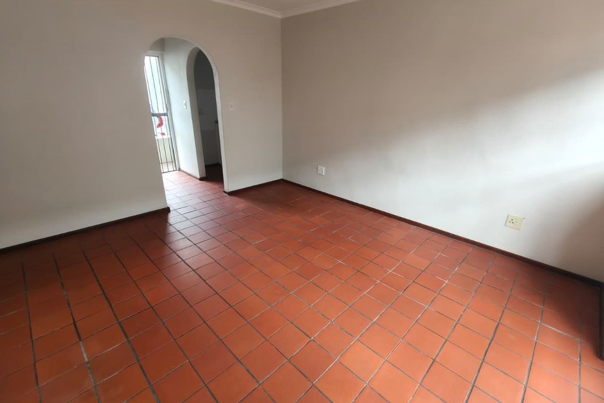 Primely Located Ground Floor 2-Bedroom Apartment with Spacious Garden - Photo 4