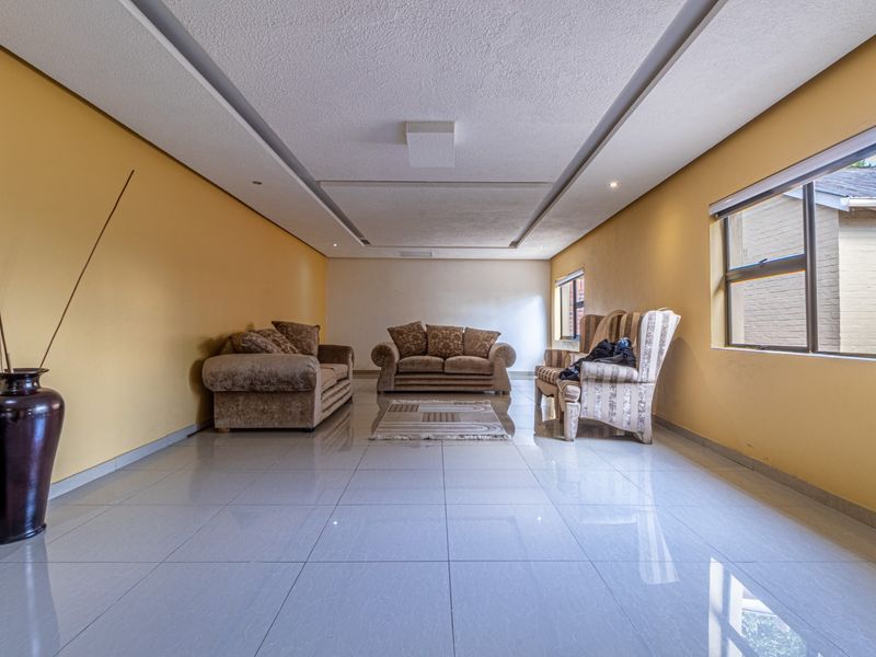 Stunning 4 Bedroom Family Home with Generous Living Spaces - Photo 10