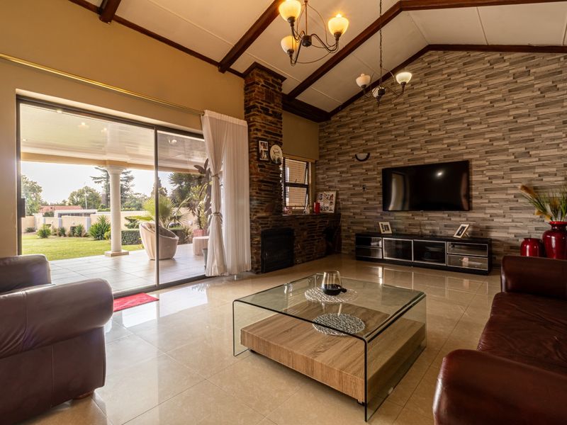 Stunning 4 Bedroom Family Home with Generous Living Spaces - Photo 9