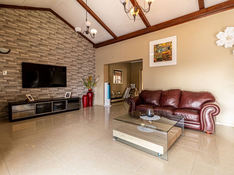 Stunning 4 Bedroom Family Home with Generous Living Spaces - Photo 7