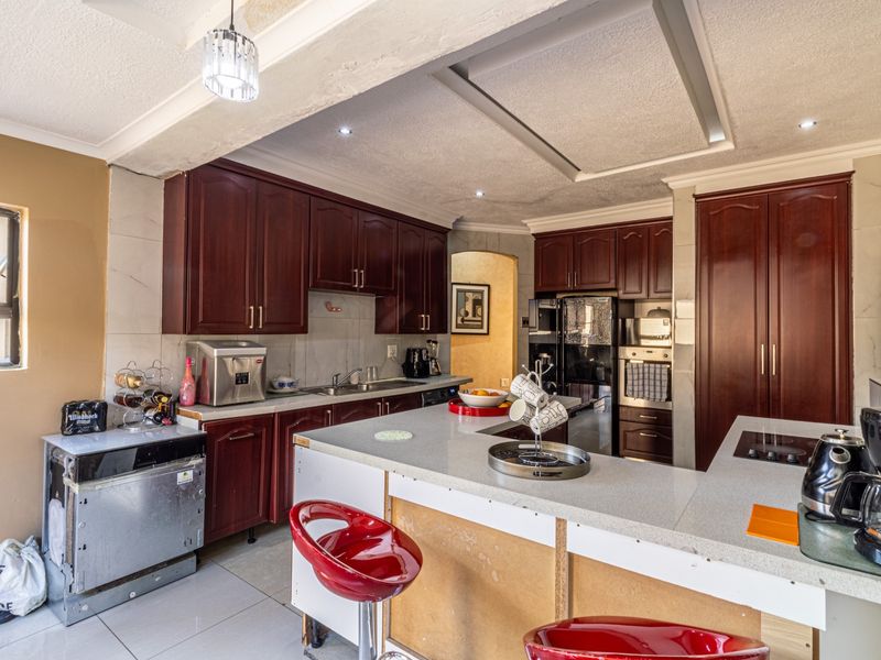 Stunning 4 Bedroom Family Home with Generous Living Spaces - Photo 6