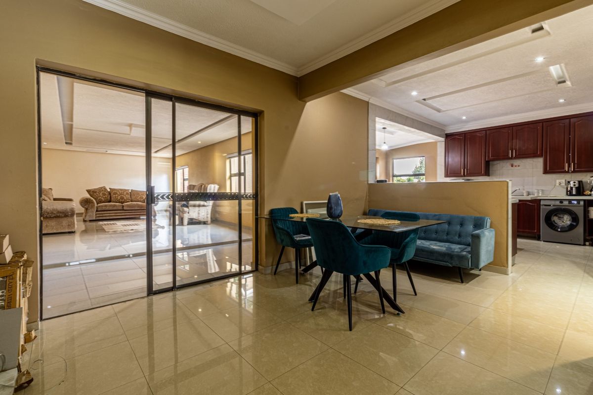 Stunning 4 Bedroom Family Home with Generous Living Spaces - Photo 3