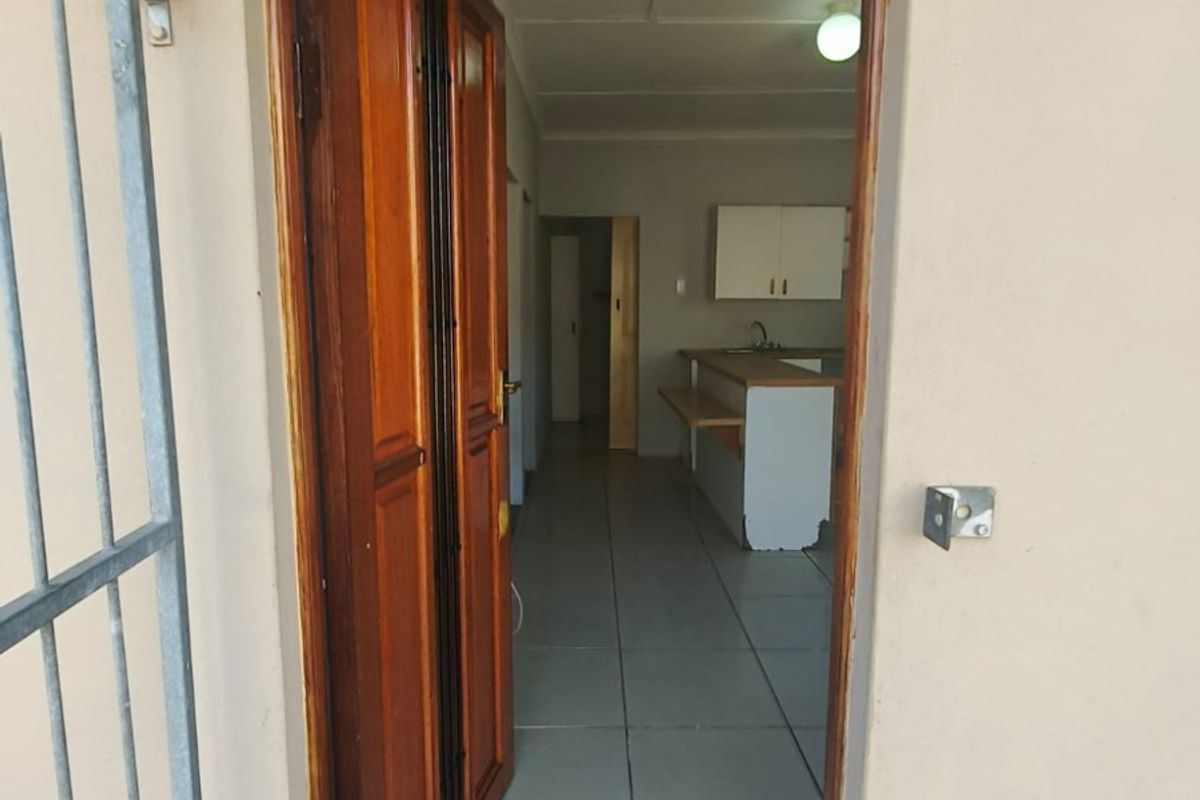 Beacon Bay - 2 Bedroom flat for rent - Photo 2