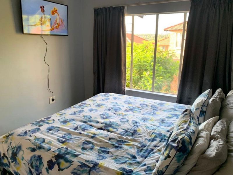 Three Bedroom House for rental in Kyalami - Photo 6