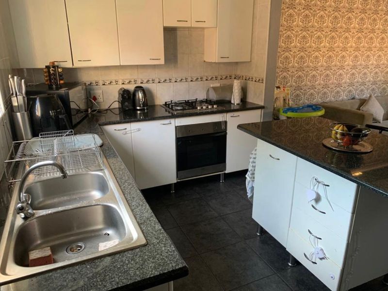 Three Bedroom House for rental in Kyalami - Photo 4