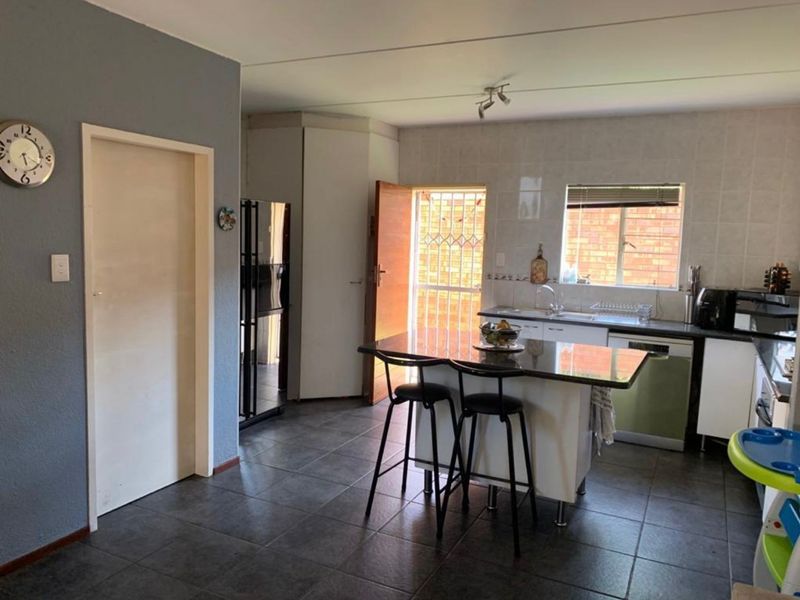 Three Bedroom House for rental in Kyalami - Photo 2