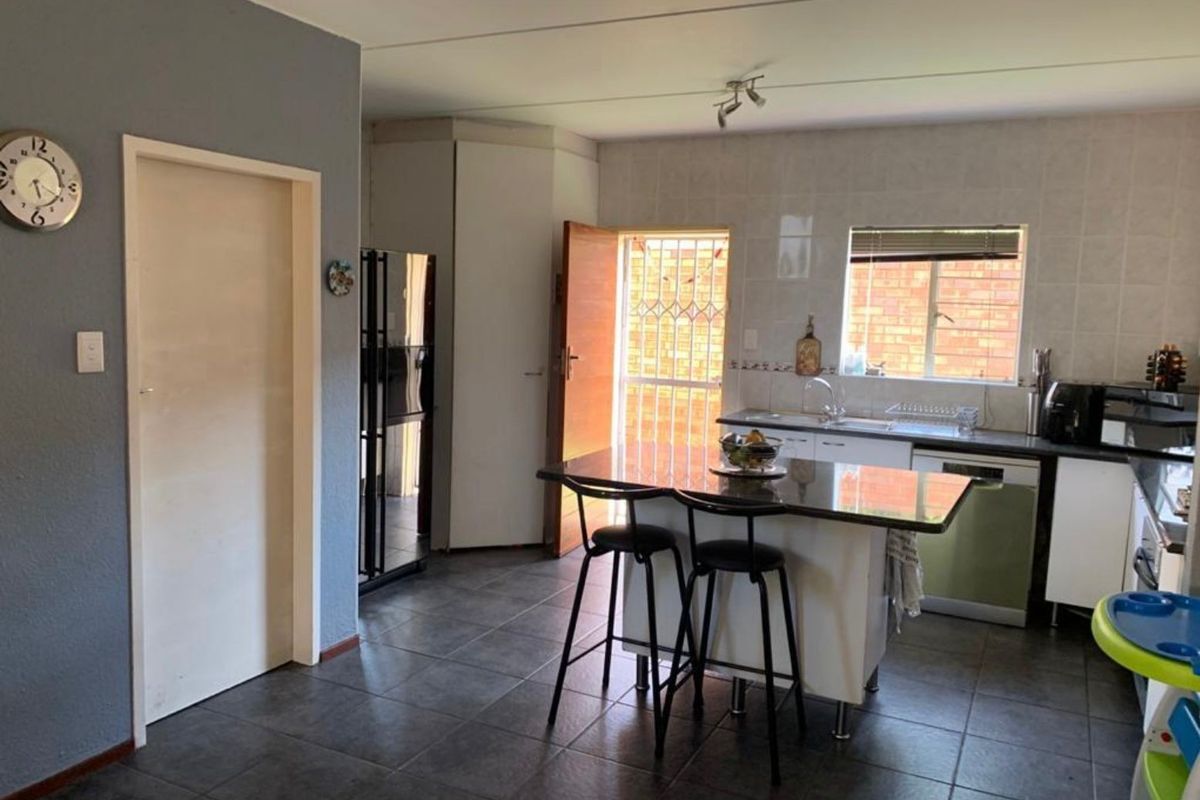 Three Bedroom House for rental in Kyalami - Photo 2