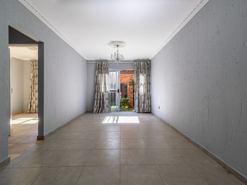 Beautifully Maintained Ground Floor Apartment in Prime Setting - Photo 6