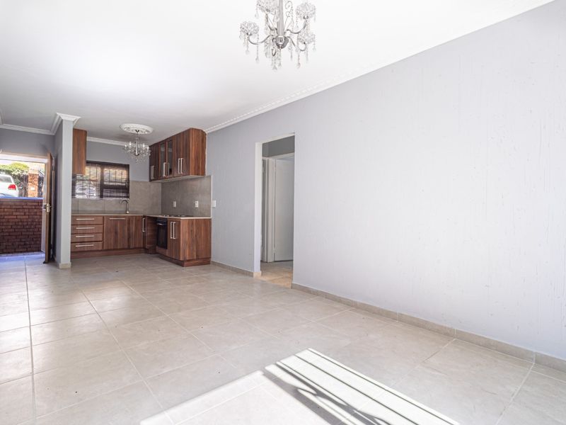 Beautifully Maintained Ground Floor Apartment in Prime Setting - Photo 1
