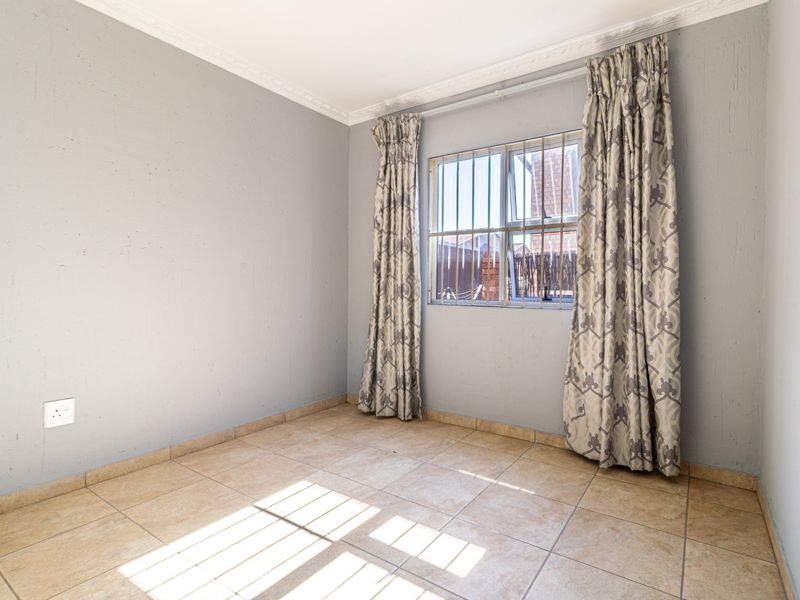 Beautifully Maintained Ground Floor Apartment in Prime Setting - Photo 9