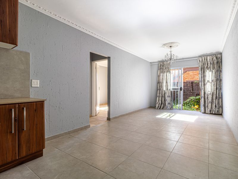 Beautifully Maintained Ground Floor Apartment in Prime Setting - Photo 5