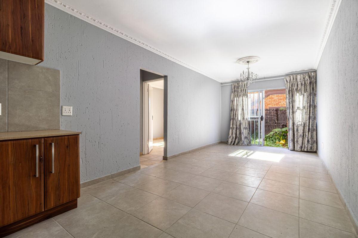 Beautifully Maintained Ground Floor Apartment in Prime Setting - Photo 5