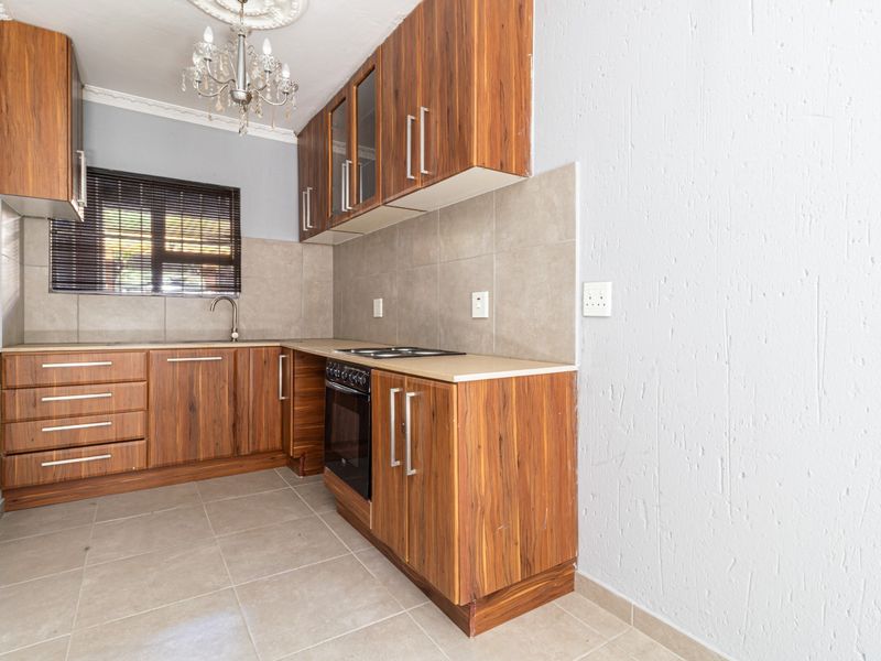 Beautifully Maintained Ground Floor Apartment in Prime Setting - Photo 3