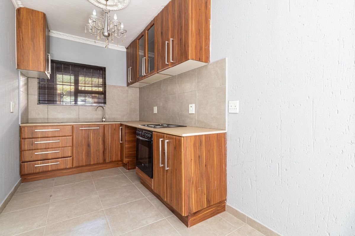 Beautifully Maintained Ground Floor Apartment in Prime Setting - Photo 3